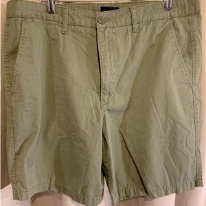 Men's Flat Front, Modern Fit Shorts, size 36 waist